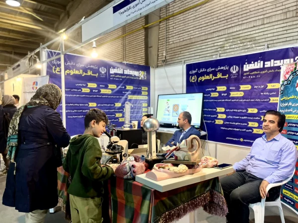 بازدید حجت الاسلام اصغری از نمایشگاه ال فن دانش آموزی  5