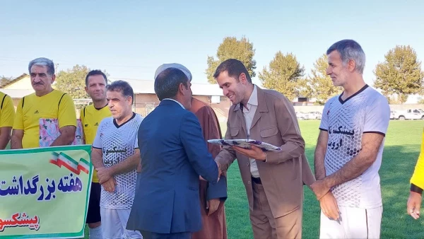 مسابقه فوتبال جام شهدای نیروی انتظامی بین تیم های پیشکسوتان شهرستان ارومیه و نقده 11